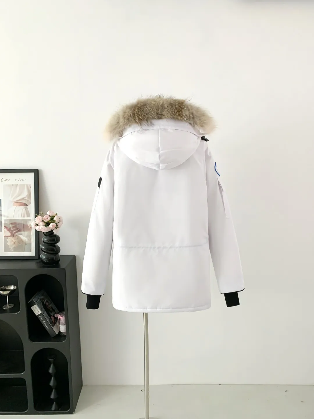 P780 Fake model pictures were taken at home. Colleagues please do not pass them off as stolen pictures! Style number: Y60-🇨🇦CANADA GOOES 24 new styles 08 styles/couple styles Factory direct supply: supplying global purchasing agents, micro-businesses, entities, Tmall, high-end stalls and studio cooperation, free shipping! Canada Goose Expedition Parka 2008 is the same style for men and women. It is mid-length and the most timeless classic. All Arctic and Antarctic scientific expedition teams choose Canada Goose as their cold-proof equipment. It is the Rolls-Royce of down jackets. ➖ Industry-leading anti-counterfeiting chip sensing. ➖ Imported Behringer embroidery machines and customized embroidery labels, the highest level and industry leading. ➖ Imported Korean 21-count polyester-cotton blended original fabric, TC85 waterproof coated fabric, water-repellent, windproof and wear-resistant. ➖ The new national standard 80 white duck down is filled with an average of 520 grams of down. The amount of down filled is industry-leading. ➖ 100% nylon lining with double double-layer sealing design to prevent velvet running, and seamless thread design on the cuffs! ➖ Western Canadian Green Wolf Collar. ➖ Yoshida YKK provides original factory-customized electroplated sliders. YKK two-way lockable zippers are tight and smooth and do not peel off paint. ➖ 3M composite Velcro is durable and the accessories and hardware are all custom-made. Note: Our copywriting is only simple and clear. Instead of bragging about the copywriting, it is better to compare and understand with samples. Only for the purest goose, the most dedicated, the most professional, the highest quality, the highest cost performance! Color: white red blue gray camouflage navy black SIZE:XS-XXL